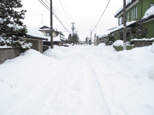 除雪が進んでいない生活道路のようす